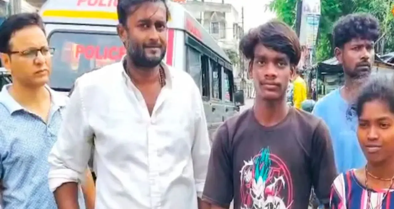 হ্যান্টা কালী মন্দিরে অসহায় অবস্থায় তরুণী, পাশে দাঁড়ালেন ‘দাদারা’! রাখির দিনে পরিবারের কাছে ফিরিয়ে দিলেন স্বেচ্ছাসেবীরা
