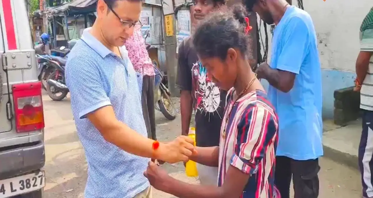 হ্যান্টা কালী মন্দিরে অসহায় অবস্থায় তরুণী, পাশে দাঁড়ালেন ‘দাদারা’! রাখির দিনে পরিবারের কাছে ফিরিয়ে দিলেন স্বেচ্ছাসেবীরা
