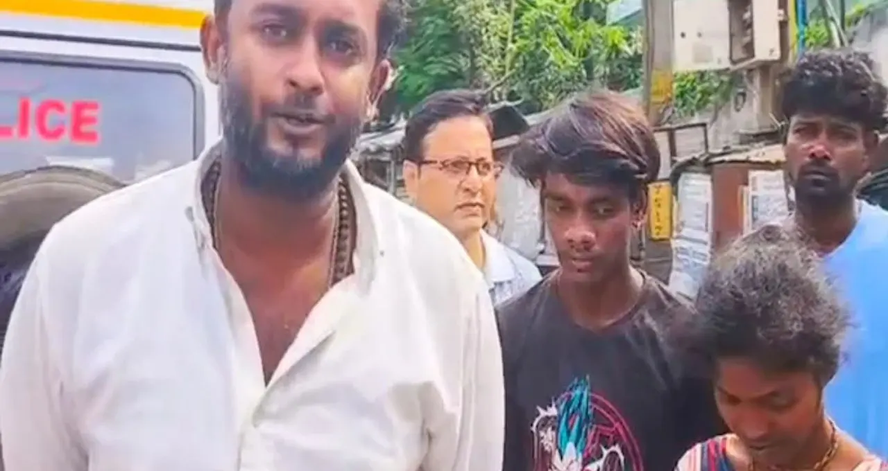 হ্যান্টা কালী মন্দিরে অসহায় অবস্থায় তরুণী, পাশে দাঁড়ালেন ‘দাদারা’! রাখির দিনে পরিবারের কাছে ফিরিয়ে দিলেন স্বেচ্ছাসেবীরা
