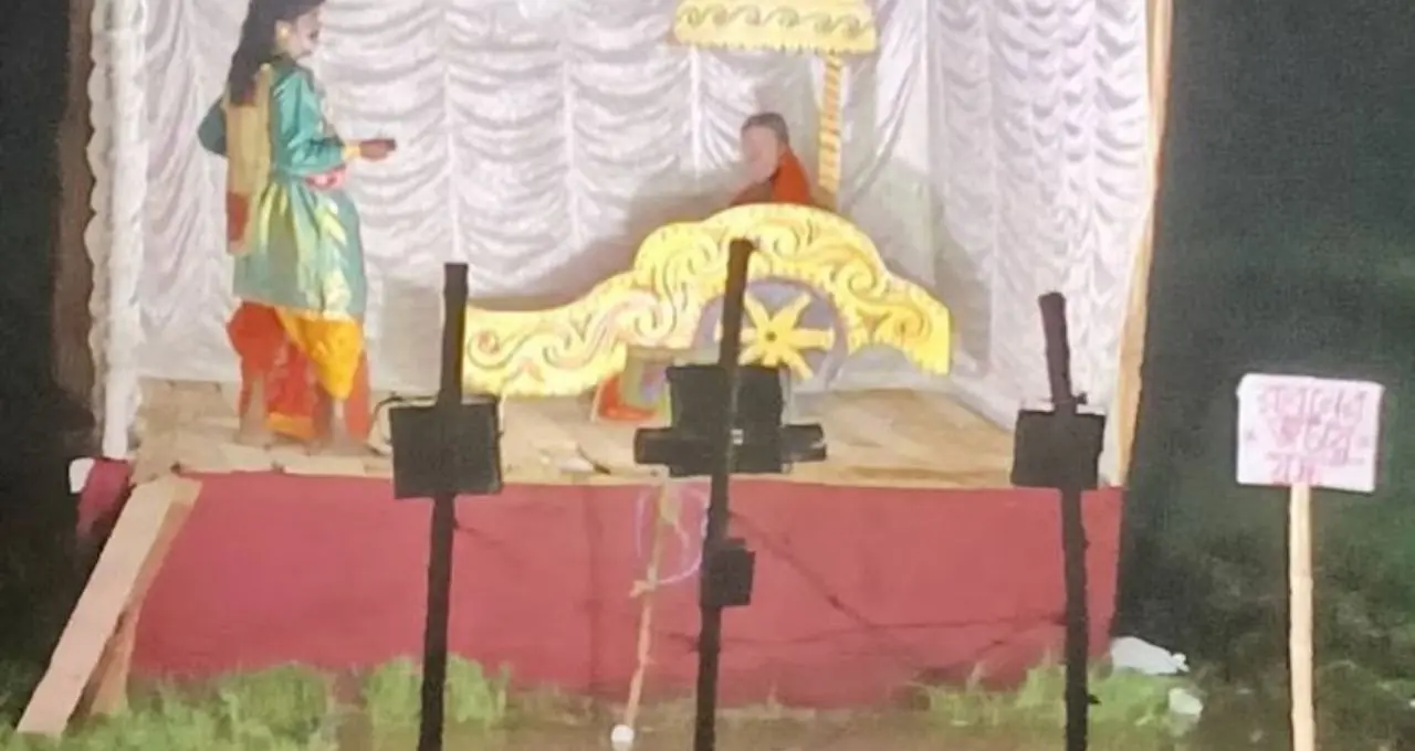Jhulan Yatra: পুতুল নয়, দোলনায় জীবন্ত দেব-দেবী! মুর্শিদাবাদের গ্রামে আজও বেঁচে আছে ‘মানব ঝুলন’-এর ঐতিহ্য
