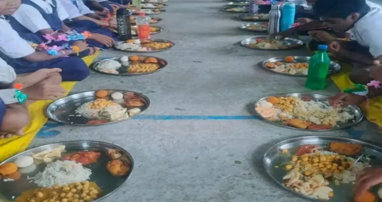 Mid-Day Meal: রাখিতে স্কুলের পাতে রাজকীয় ভোজ! ভাত-বেগুনি-চানা মশলার সঙ্গে রসগোল্লা, লাড্ডু, খুশিতে মাত খুদে পড়ুয়ারা

