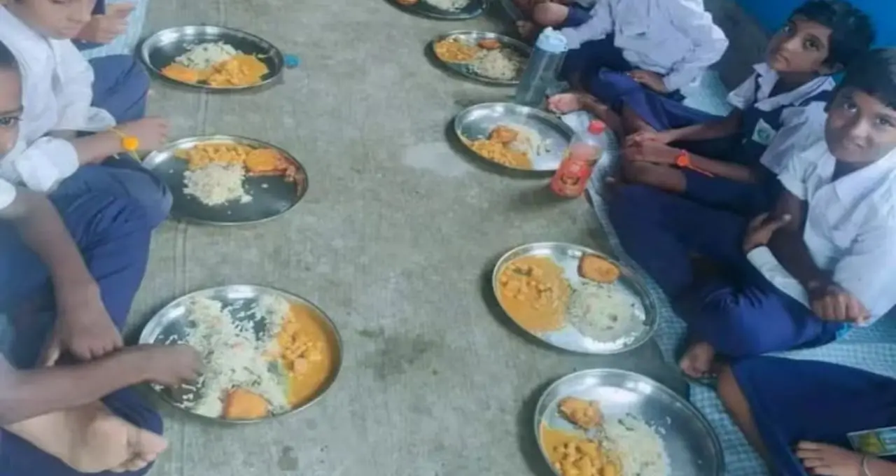 Mid-Day Meal: রাখিতে স্কুলের পাতে রাজকীয় ভোজ! ভাত-বেগুনি-চানা মশলার সঙ্গে রসগোল্লা, লাড্ডু, খুশিতে মাত খুদে পড়ুয়ারা
