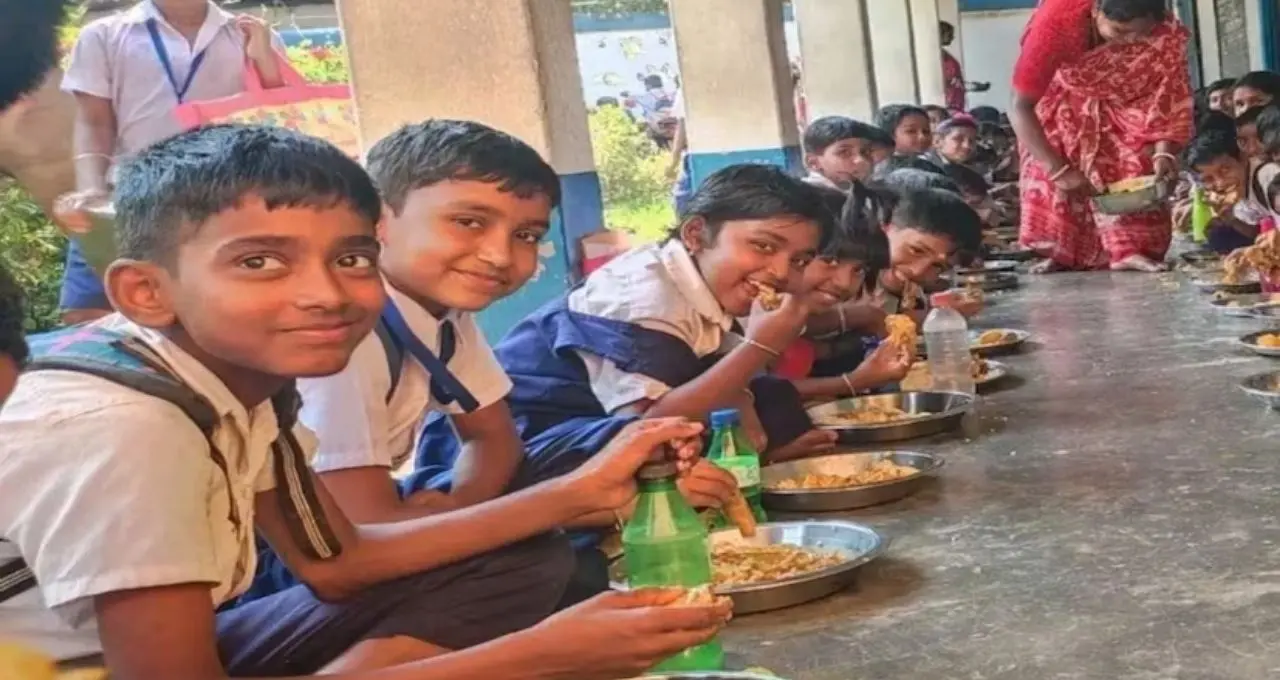 Mid-Day Meal: রাখিতে স্কুলের পাতে রাজকীয় ভোজ! ভাত-বেগুনি-চানা মশলার সঙ্গে রসগোল্লা, লাড্ডু, খুশিতে মাত খুদে পড়ুয়ারা
