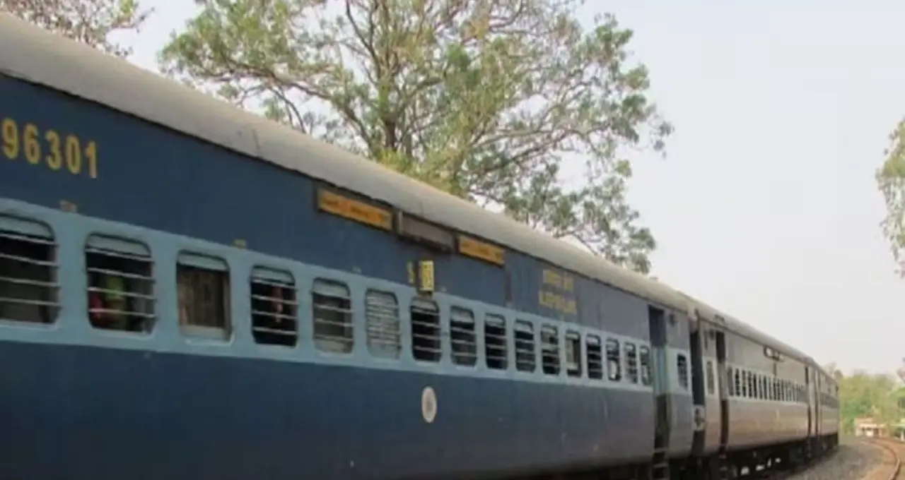 Train Ticket Booking: তৎকাল টিকিটে কোন অ্যাপ এগিয়ে? RailOne নাকি IRCTC Rail Connect, জেনে নিন সহজ হিসাব
