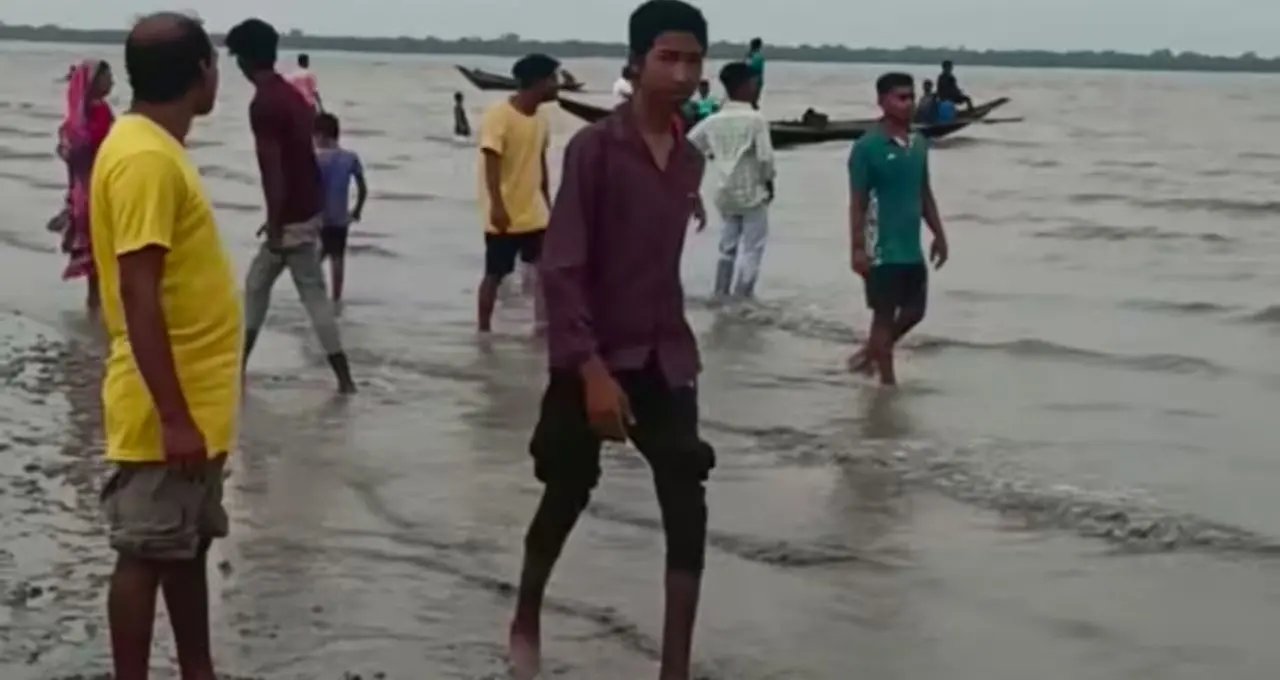 Sundarbans Hidden Spot: জোয়ারের জল নামলেই নদীর বুকে জেগে ওঠে ‘সমুদ্রসৈকত’! সুন্দরবনের এই জায়গায় কয়েক ঘণ্টার জন্য মেলে দিঘা-পুরীর আমেজ