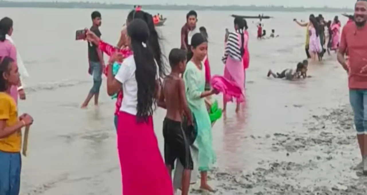 Sundarbans Hidden Spot: জোয়ারের জল নামলেই নদীর বুকে জেগে ওঠে ‘সমুদ্রসৈকত’! সুন্দরবনের এই জায়গায় কয়েক ঘণ্টার জন্য মেলে দিঘা-পুরীর আমেজ