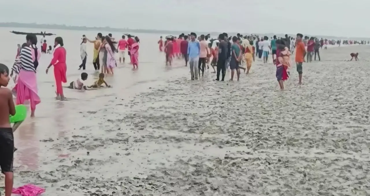 Sundarbans Hidden Spot: জোয়ারের জল নামলেই নদীর বুকে জেগে ওঠে ‘সমুদ্রসৈকত’! সুন্দরবনের এই জায়গায় কয়েক ঘণ্টার জন্য মেলে দিঘা-পুরীর আমেজ