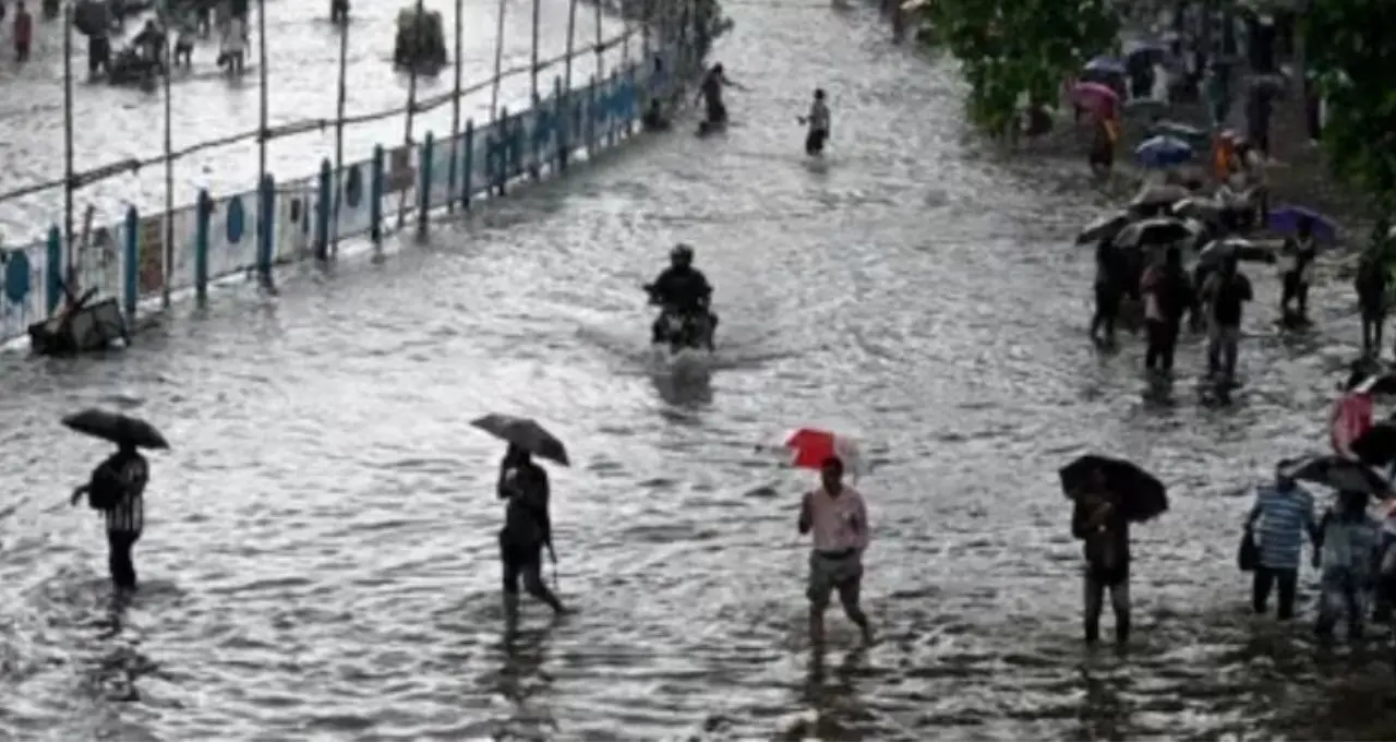 IMD Weather Alert: বঙ্গোপসাগরে ফের নিম্নচাপের চোখরাঙানি! রবিবার থেকে বাংলায় বাড়বে বৃষ্টি, জারি সতর্কতা
