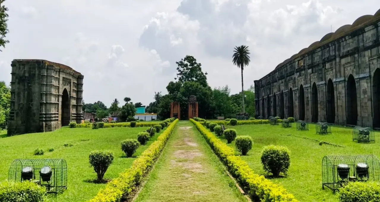 গুপ্ত-পাল-সেন থেকে সুলতানি শাসন, বাংলার বুকেই লুকিয়ে ইতিহাসের প্রাচীন শহর! উইকেন্ডে ঘুরে আসুন গৌড়
