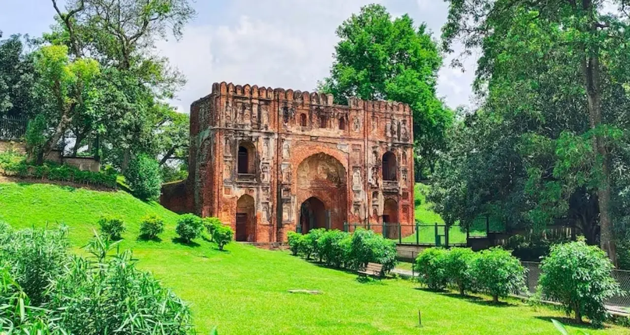 গুপ্ত-পাল-সেন থেকে সুলতানি শাসন, বাংলার বুকেই লুকিয়ে ইতিহাসের প্রাচীন শহর! উইকেন্ডে ঘুরে আসুন গৌড়
