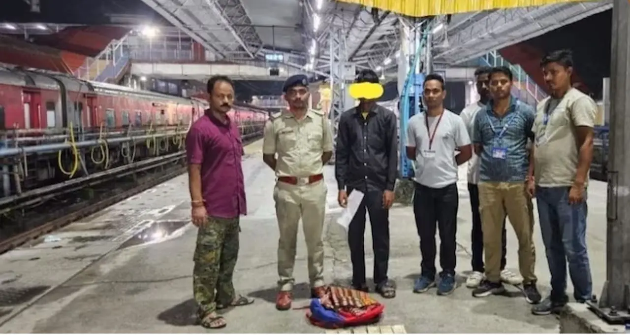 নিউ জলপাইগুড়ি স্টেশনে ট্রেনে উঠতেই GRP-এর নজরে যুবক, ব্যাগ খুলতেই বেরোল পুরনো ৫০০-১০০০ টাকার বান্ডিল!
