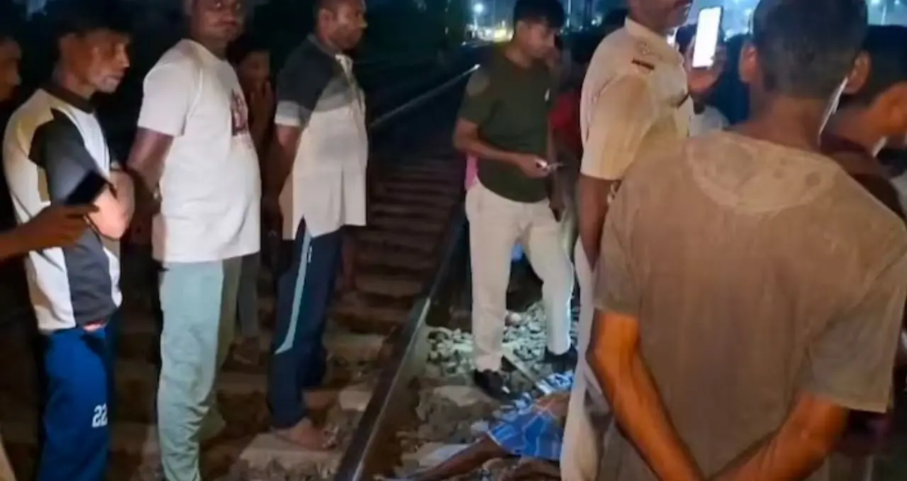 নিউ জলপাইগুড়ি স্টেশনে ট্রেনে উঠতেই GRP-এর নজরে যুবক, ব্যাগ খুলতেই বেরোল পুরনো ৫০০-১০০০ টাকার বান্ডিল!
