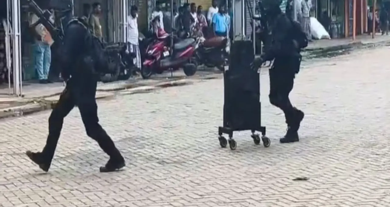 সন্দেশখালির গেস্ট হাউসে হঠাৎ জঙ্গি হামলা! গুলির শব্দে চাঞ্চল্য, পরে জানা গেল আসল ঘটনা
