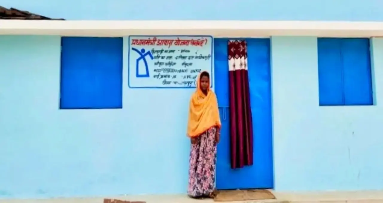 আবাস যোজনায় অযোগ্য হয়েও মিলেছে টাকা! প্রায় সাড়ে ১২ হাজার উপভোক্তাকে আইনি নোটিস, কড়া বার্তা দিলেন দিলীপ ঘোষ

