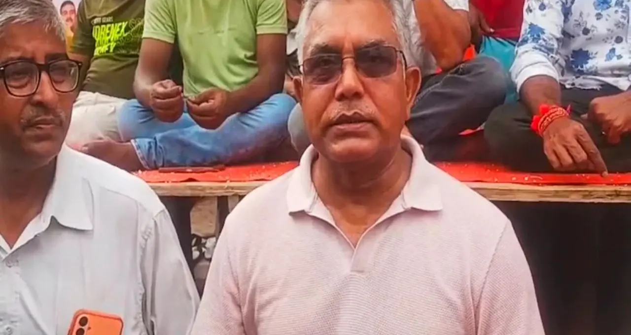 আবাস যোজনায় অযোগ্য হয়েও মিলেছে টাকা! প্রায় সাড়ে ১২ হাজার উপভোক্তাকে আইনি নোটিস, কড়া বার্তা দিলেন দিলীপ ঘোষ
