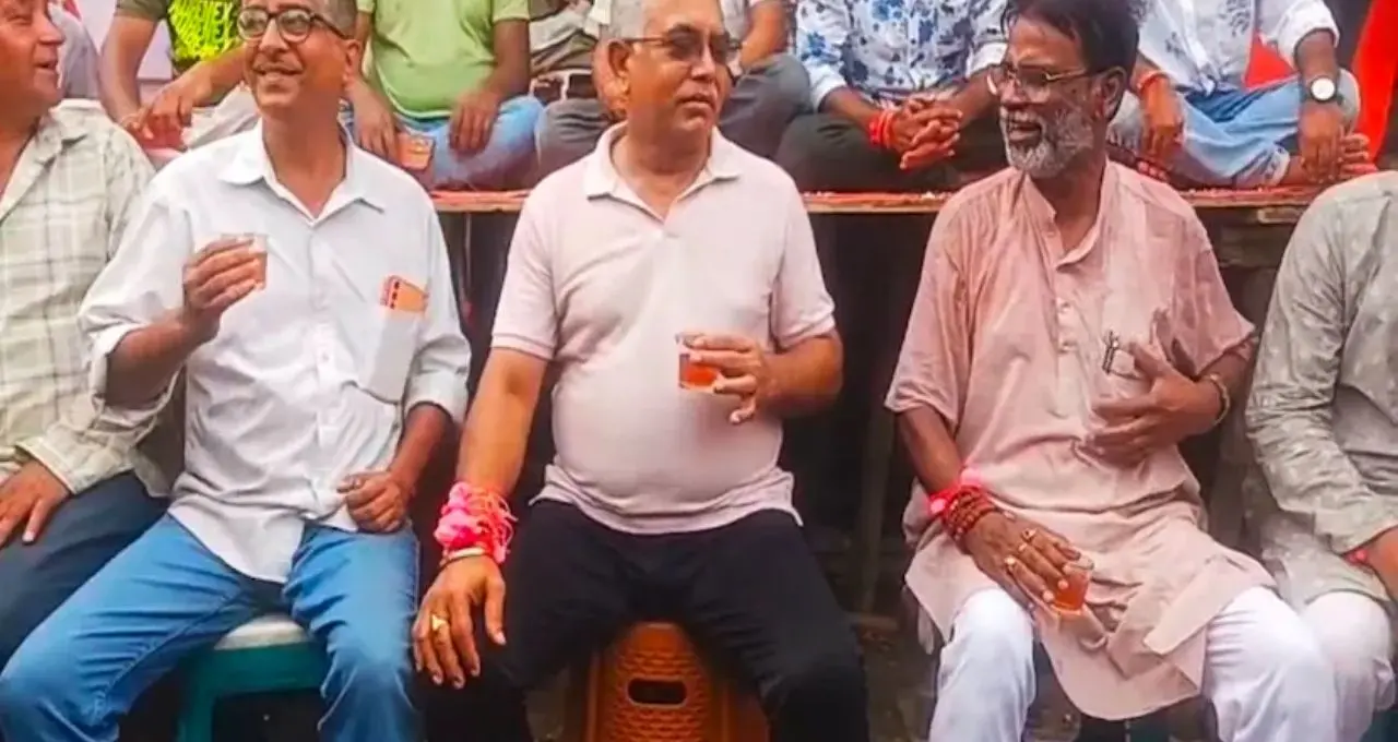 আবাস যোজনায় অযোগ্য হয়েও মিলেছে টাকা! প্রায় সাড়ে ১২ হাজার উপভোক্তাকে আইনি নোটিস, কড়া বার্তা দিলেন দিলীপ ঘোষ
