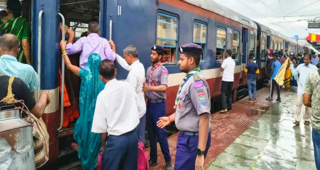 শ্রাবণী মেলায় ১৭.৩৫ লক্ষ পুণ্যার্থীর ভিড়! ৯৫০ জোড়া স্পেশ্যাল ট্রেন, চিকিৎসা থেকে পরিচ্ছন্নতা—মালদহ ডিভিশনের নজরকাড়া ব্যবস্থা
