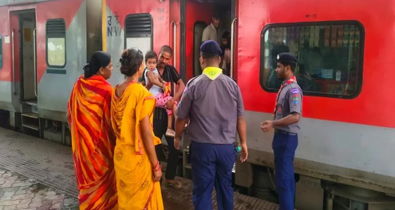শ্রাবণী মেলায় ১৭.৩৫ লক্ষ পুণ্যার্থীর ভিড়! ৯৫০ জোড়া স্পেশ্যাল ট্রেন, চিকিৎসা থেকে পরিচ্ছন্নতা—মালদহ ডিভিশনের নজরকাড়া ব্যবস্থা
