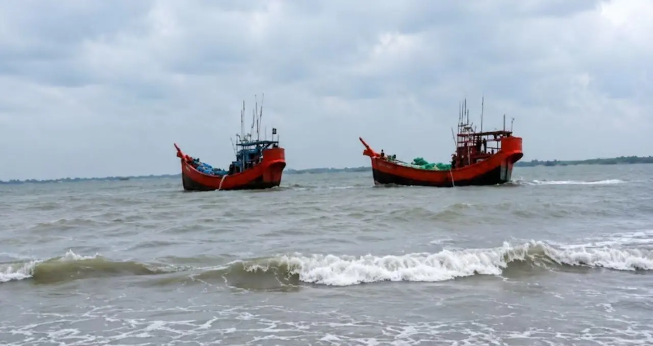 ভরা ইলিশের মরশুমেও সমুদ্রে বাধা! বারবার ফিরছে ট্রলার, অল্প মাছেই ঘাটে মৎস্যজীবীরা—কেন এমন পরিস্থিতি?
