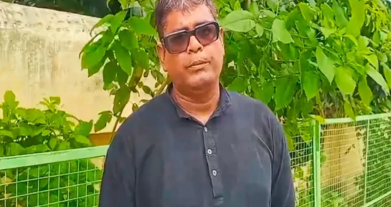 ভাই-বোন নয়, গাছের হাতেও রাখি! মালদহের খুদেদের অভিনব শপথ—‘একটিও গাছ কাটতে দেব না’
