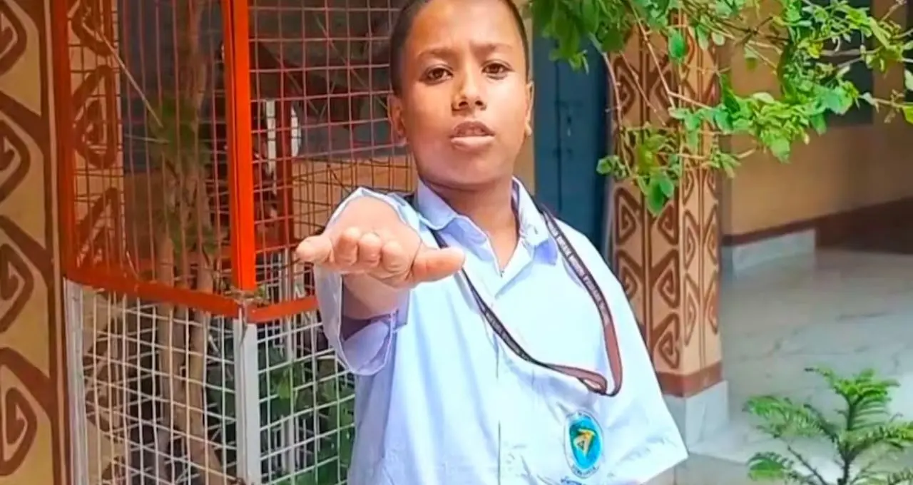 ভাই-বোন নয়, গাছের হাতেও রাখি! মালদহের খুদেদের অভিনব শপথ—‘একটিও গাছ কাটতে দেব না’
