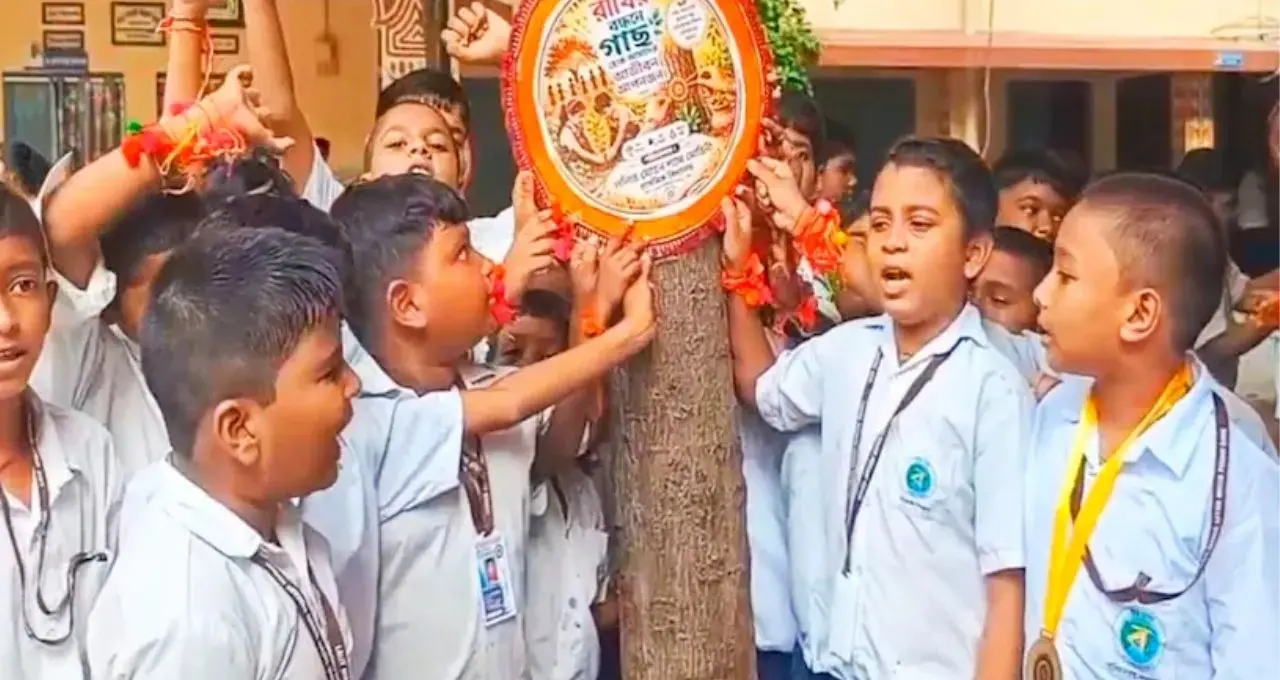 ভাই-বোন নয়, গাছের হাতেও রাখি! মালদহের খুদেদের অভিনব শপথ—‘একটিও গাছ কাটতে দেব না’
