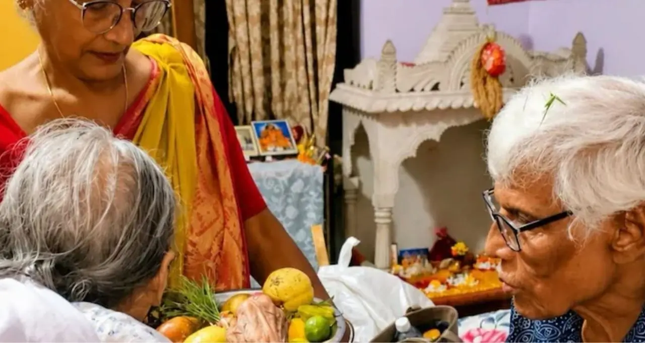 Ma Masi Kitchen Dadu Death: ৪৭ বছরের সঙ্গীকে হারিয়ে ভেঙে পড়লেন ‘মা মাসি কিচেন’-এর দিদিমা, থমকে গেল জনপ্রিয় রান্নার গল্প

