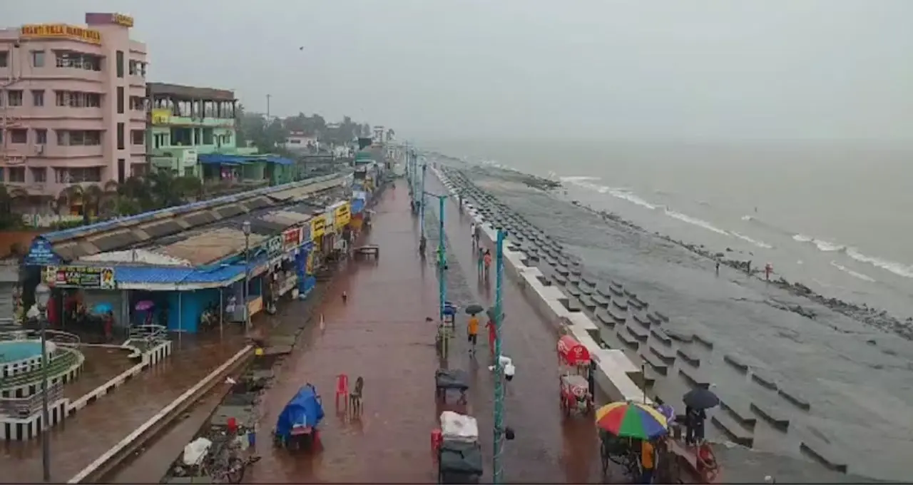 দিঘায় সকাল থেকেই মেঘের দাপট, দুপুরে ঝমঝম বৃষ্টি! সমুদ্রস্নানে পর্যটকদের ভিড়, দক্ষিণবঙ্গে ফের বৃষ্টির পূর্বাভাস
