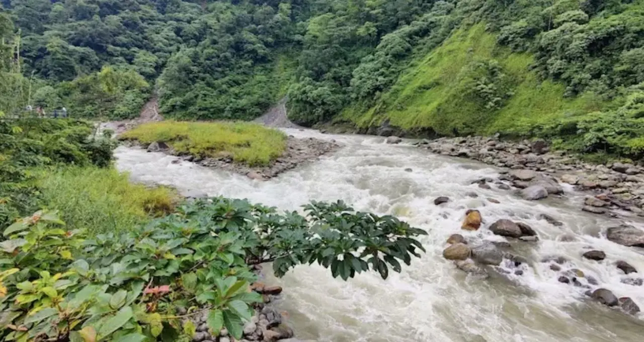 উত্তরবঙ্গে ফের বৃষ্টির দাপট! ৭২ ঘণ্টা পাহাড়ে সতর্কতা, দার্জিলিং-কালিম্পংয়ে ধসের আশঙ্কা
