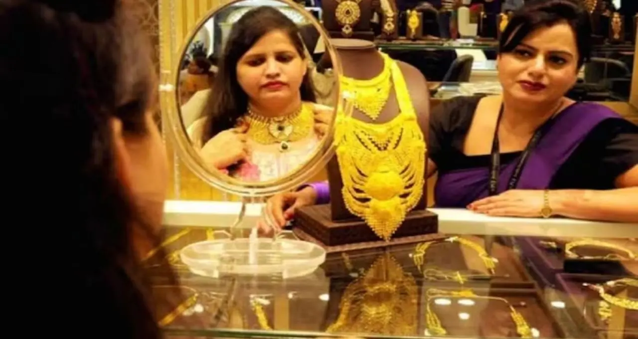 Gold Price Prediction: বছর শেষে সোনার দাম কি ছুঁতে পারে ১.৭ লক্ষ? বড় পূর্বাভাস দিল Goldman Sachs

