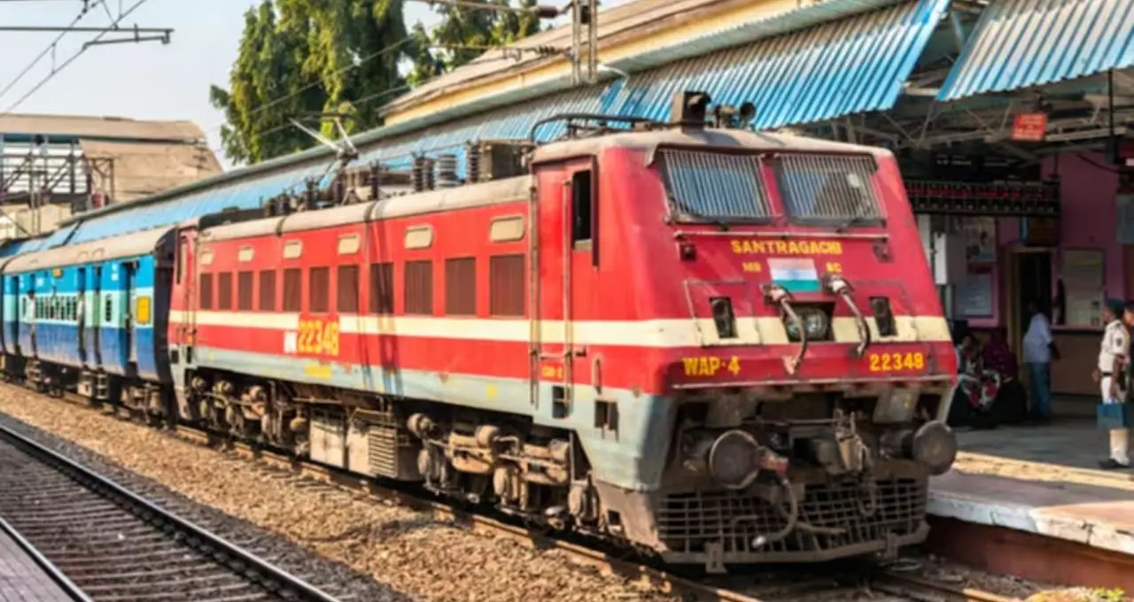 Indian Railways New Rules: ট্রেনে থুতু বা আবর্জনা ফেললেই বিপদ! ১০০০ টাকা পর্যন্ত জরিমানা, জেনে নিন রেলের নতুন নিয়ম
