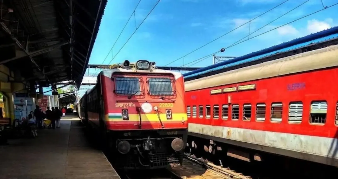 Indian Railways New Rules: ট্রেনে থুতু বা আবর্জনা ফেললেই বিপদ! ১০০০ টাকা পর্যন্ত জরিমানা, জেনে নিন রেলের নতুন নিয়ম

