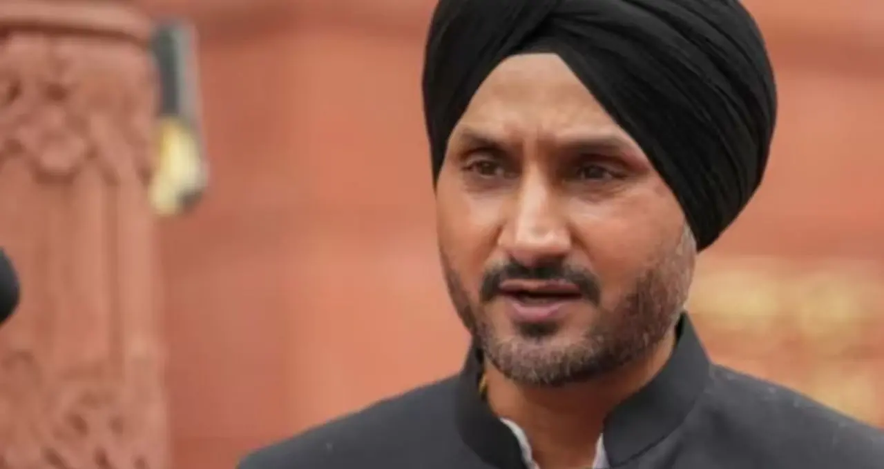 Harbhajan Singh: পঞ্জাবে কোটি টাকার বাড়ি, তবু ভিতের সঙ্গে মিশে ইডেনের মাটি! সৌরভের কাছে কেন এমন আবদার করেছিলেন ভাজ্জি?