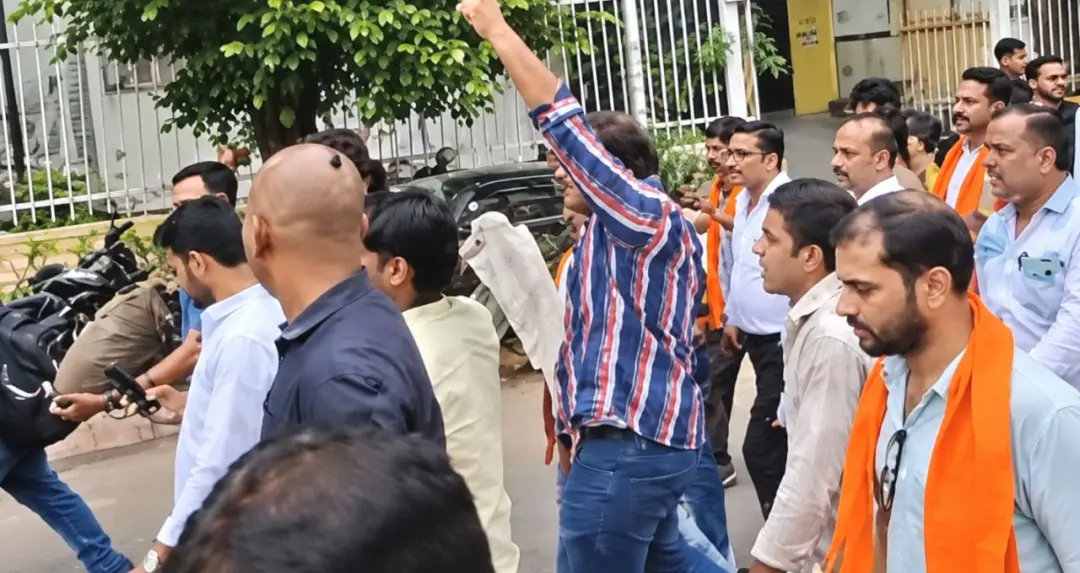 ലഖ്‌നൗ സർവകലാശാലയിൽ ക്ഷേത്രത്തിന്റെ അവസ്ഥയിൽ VHP ബജ്‌റംഗ് ദൾ പ്രതിഷേധം
