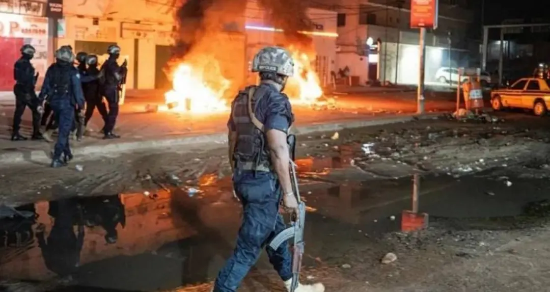 गाम्बिया में बिजली संकट पर हिंसक प्रदर्शन, राष्ट्रपति ने शांति की अपील की; अक्टूबर तक सुधार का वादा