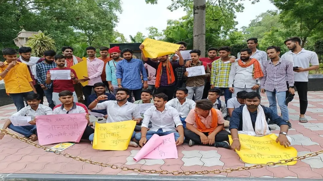 काशी-विद्यापीठ में ZEN-Z यात्रियों की पुलिस से तकरार: छात्रों पर फेंकी स्याही, NSUI अध्यक्ष वरुण बोले- देशभर के छात्रों से माफी मांगे PM