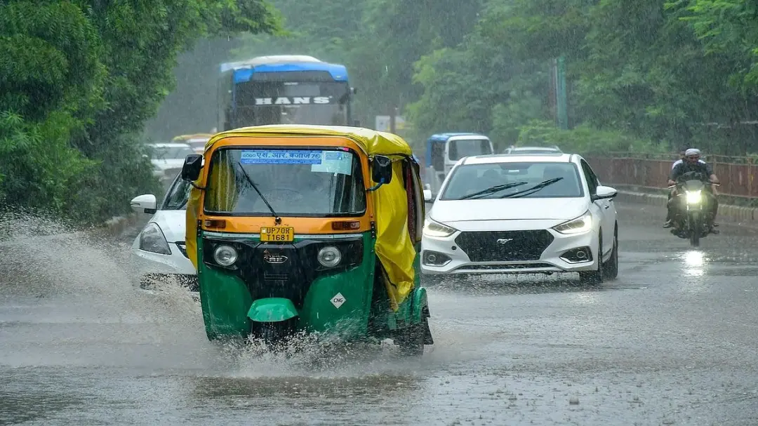 प्रयागराज में सुबह से तेज धूप निकली: तेज हवा चल रही, बारिश के बाद बढ़ी उमस शाम तक बूंदाबांदी के आसार