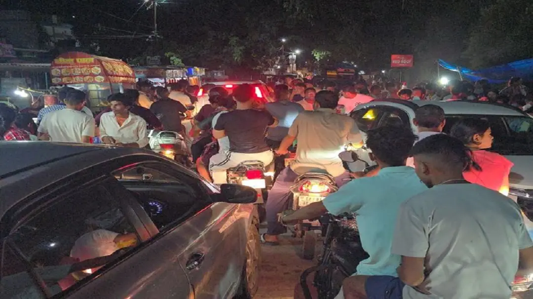 रामनगर की ढेला रोड पर वीकेंड में फिर लगा भीषण जाम, घंटों फंसे रहे वाहन; स्थानीय लोगों ने संभाला मोर्चा