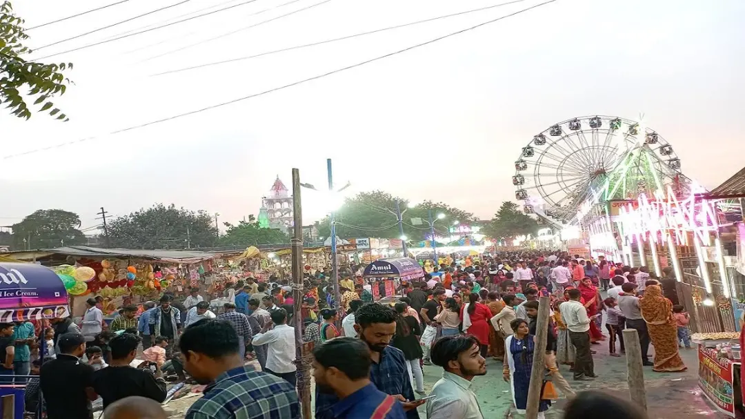 आगरा में मेले से लापता 16 वर्षीय किशोरी का पेड़ से लटका मिला शव, रातभर तलाशते रहे स्वजन