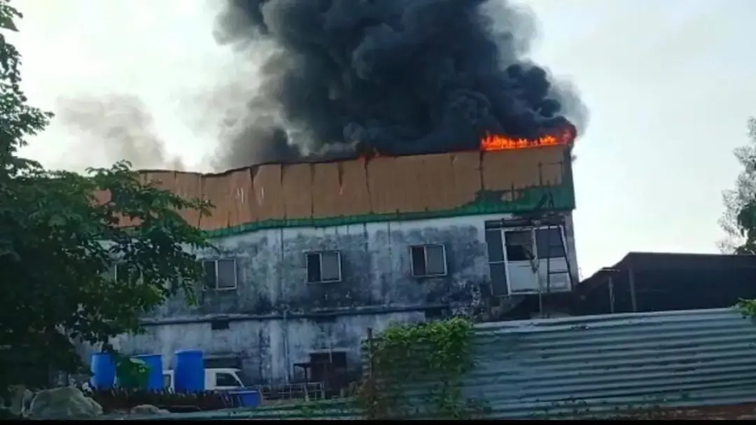 मुरादाबाद में फैक्ट्री में भीषण आग, 2 किमी दूर तक दिखा धुएं का गुबार आसपास का इलाका खाली कराया
