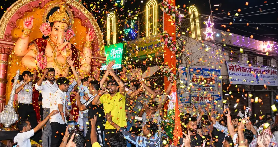 आगरा में विराजे 25 फीट ऊंचे और 6.7 टन वजनी गणपति, 11 दिन चलेगा भव्य गणेशोत्सव