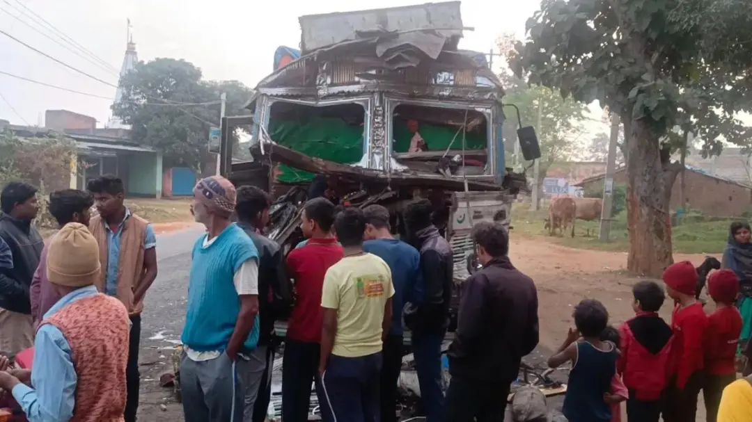बड़कागांव में हाईवा ने पिकअप को मारी जोरदार टक्कर, 4-5 लोग घायल; कई की हालत गंभीर, खेत में जा गिरा वाहन
