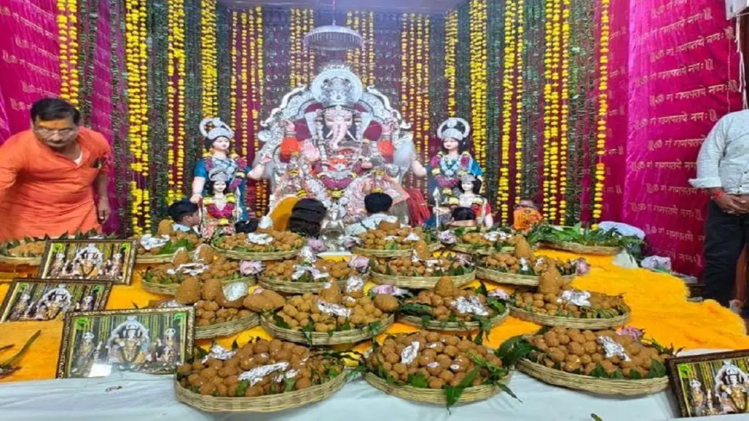जामताड़ा में गणेश पूजा का भव्य आयोजन, पहाड़ी बाबा मंदिर जैसा बना पंडाल; 251 किलो मोतीचूर के लड्डू का भोग