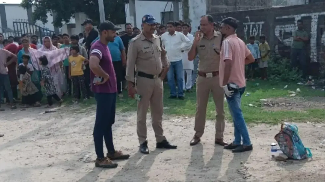 हरिद्वार में युवक ने चाकू से अपनी गर्दन पर किया वार, VIDEO में कैद हुआ मामला; पहले चिल्लाकर जुटाई भीड़