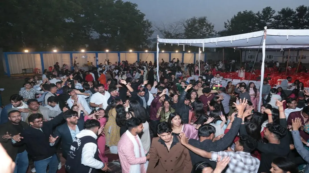 देहरादून में दून यूनिवर्सिटी के छात्रों का बवाल, VIDEO वायरल; कार में तोड़फोड़ और सड़क पर हुड़दंग के आरोप