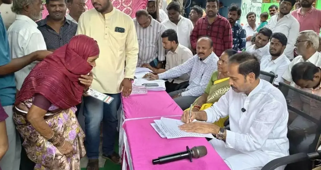 विधायक कंदिकुंटा वेंकट प्रसाद ने जनदरबार में सुनीं लोगों की समस्याएं, अधिकारियों को दिए त्वरित समाधान के निर्देश