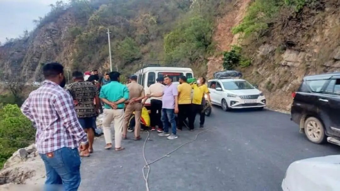 ऋषिकेश में पहले शराब पार्टी, फिर हाईवे पर तेज रफ्तार कार: दिल्ली से आए दोस्तों ने टेम्पो को मारी टक्कर; 6 यात्री घायल