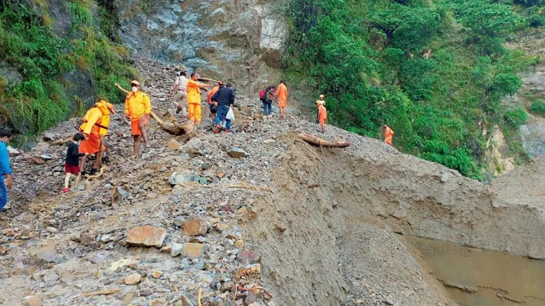 पिथौरागढ़ में लैंडस्लाइड, केदारनाथ यात्रा पर तीसरे दिन भी ब्रेक: 500 यात्री फंसे, 7 हजार सुरक्षित निकाले