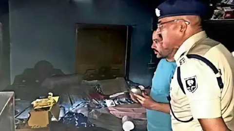 मुजफ्फरपुर में रिटायर्ड दारोगा के बंद घर में पेट्रोल डालकर आग, परिवार को जिंदा जलाने की साजिश का आरोप
