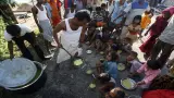 भागलपुर में गंगा का पानी घटते ही बंद होने लगे सामुदायिक किचन, बाढ़ पीड़ितों के सामने भोजन का संकट